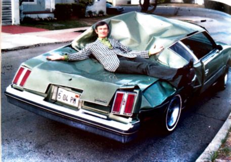 À gauche : La première art car « 5:04 pm » de Michael Mikel en 1990.