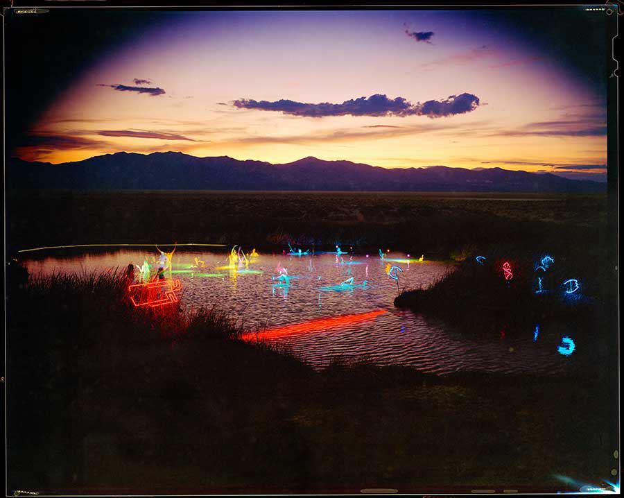 Néons installés sous l’eau à Black Rock Springs au cours du Desert Siteworks 1992.