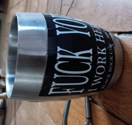 À gauche : Ma tasse (cup) sur laquelle est collé l’autocollant DPW : « Fuck You ! I work here! ». Auteur de l’autocollant : inconnu. Photo : F. Muguet, 2016. À 