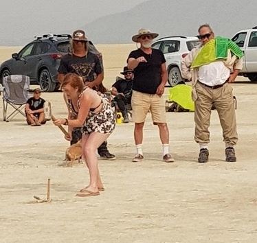 Une des manager au centre, tape sur le Golden Spike tandis que son équipe derrière l’acclame.