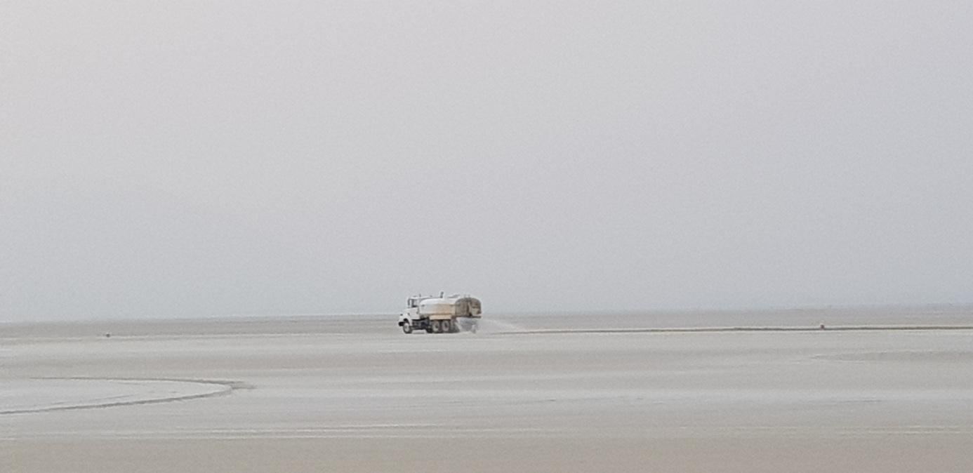 Un camion-citerne d’eau préparant les rues à venir de BRC. Photo illustrant l’anecdote de TPR ci-dessus. Photo : F. Muguet, 2018. 96 Les camions d'eau circulent