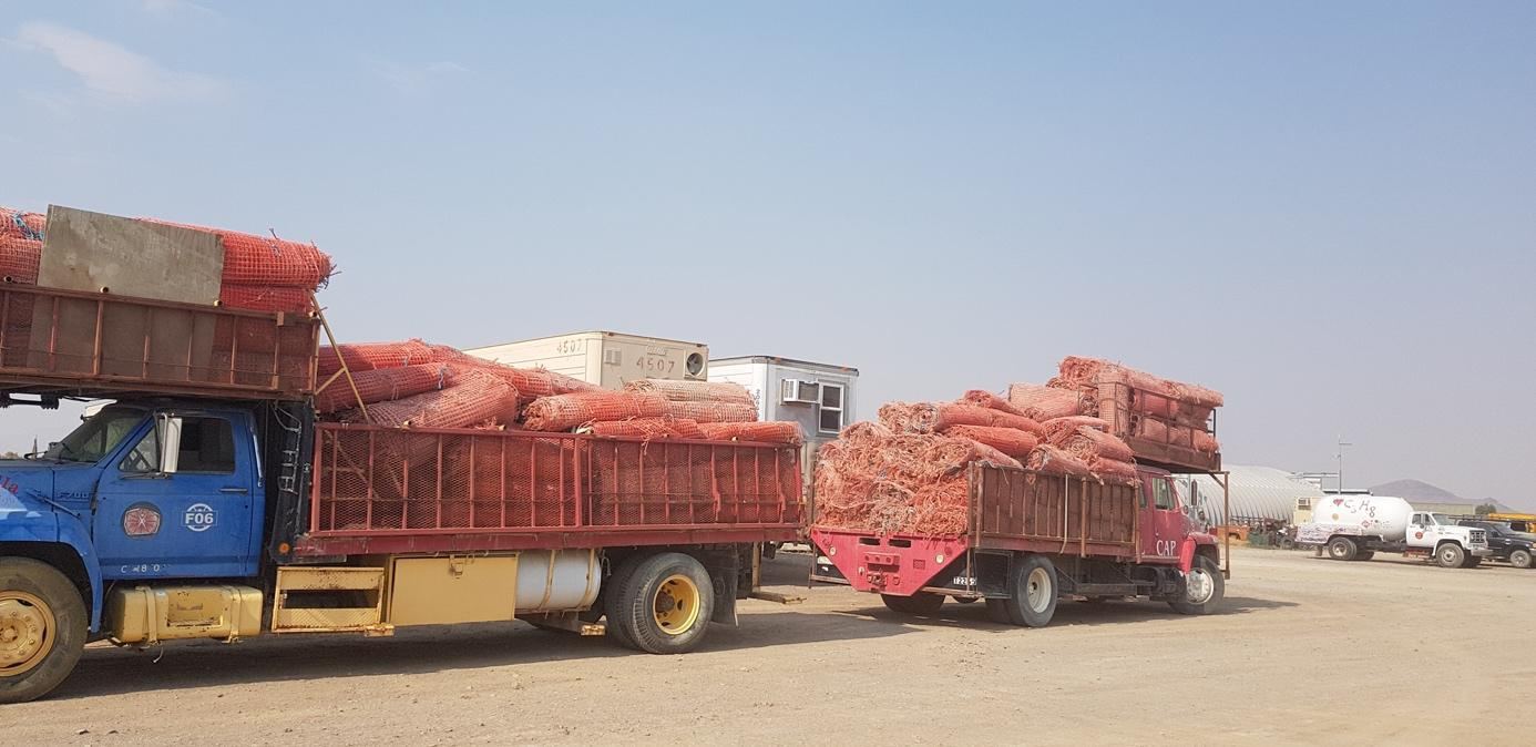 Les camions à décharger, remplis de rouleaux destinés à l’installation de la clôture.