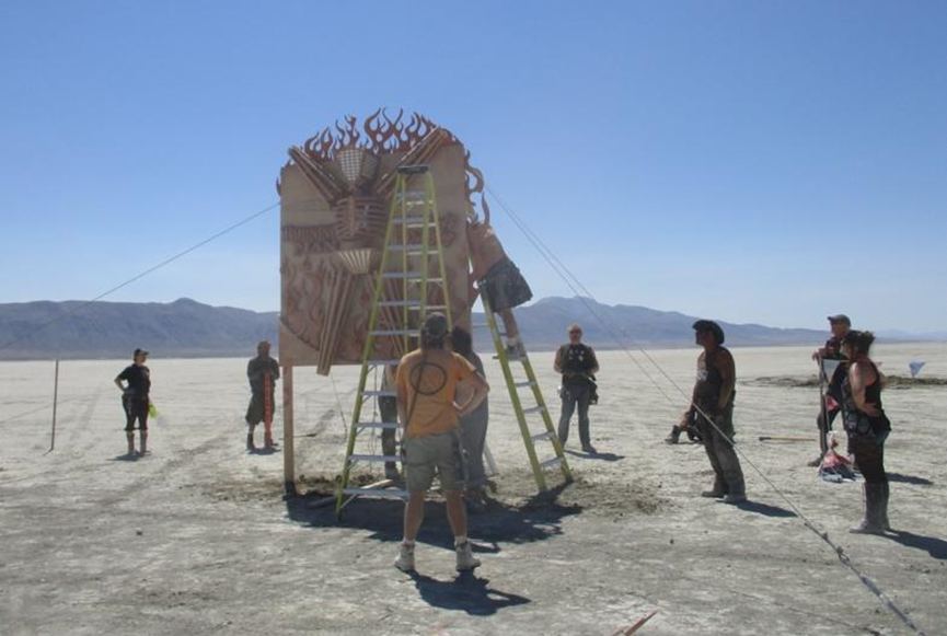Les Special Projects installent le panneau d’entrée indiquant le thème annuel de Burning Man, 2016. Photo : F. Muguet, 2016.