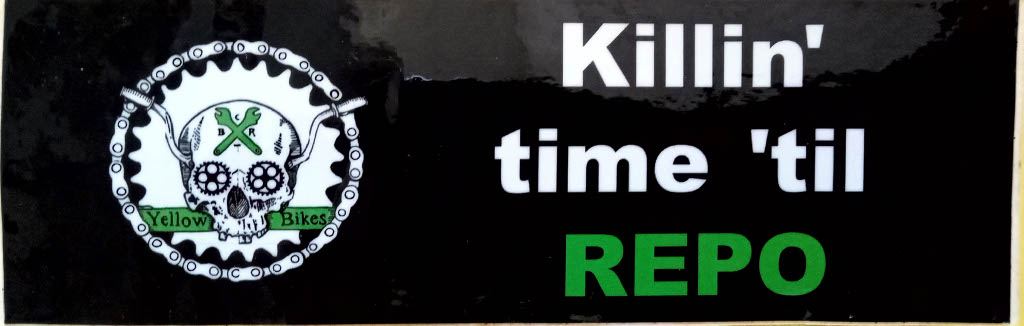 Autocollant réalisé par l’équipe des Yellow Bikes : « Killin’ time ‘til Repo », 2016.