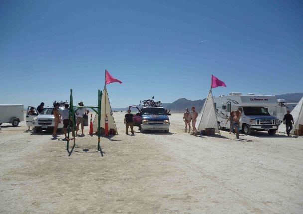 L’une des stations de greeters en charge d’accueillir les arrivants à Burning Man.