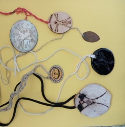 Exemples de gifts colliers qui m’ont été donnés à Burning Man en tant que burner entre 2009 et 2015. Photo : F. Muguet.