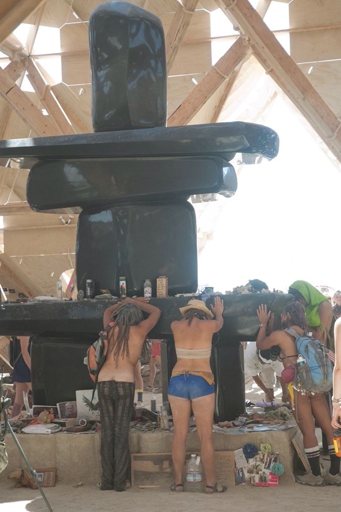 L’inukshuk central du Temple of Whollyness de Gregg Fleishman, Burning Man 2013.