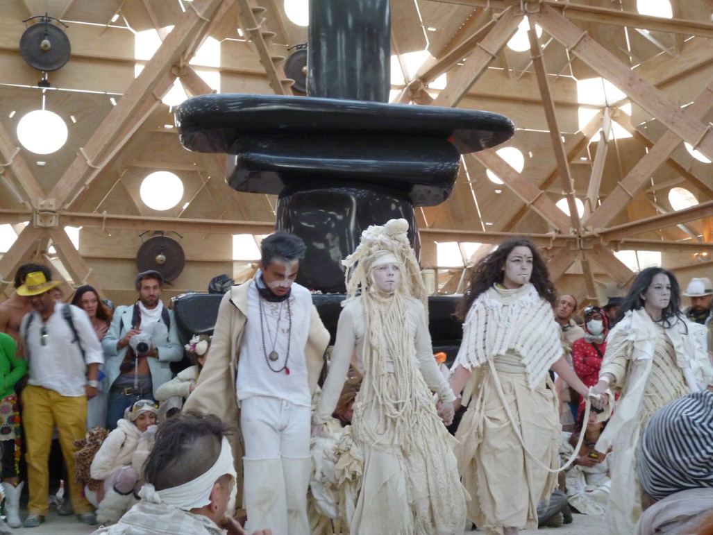 Une danse-performance réalisée au petit matin, au Temple of Whollyness de Gregg Fleishman. Burning Man, 2013.