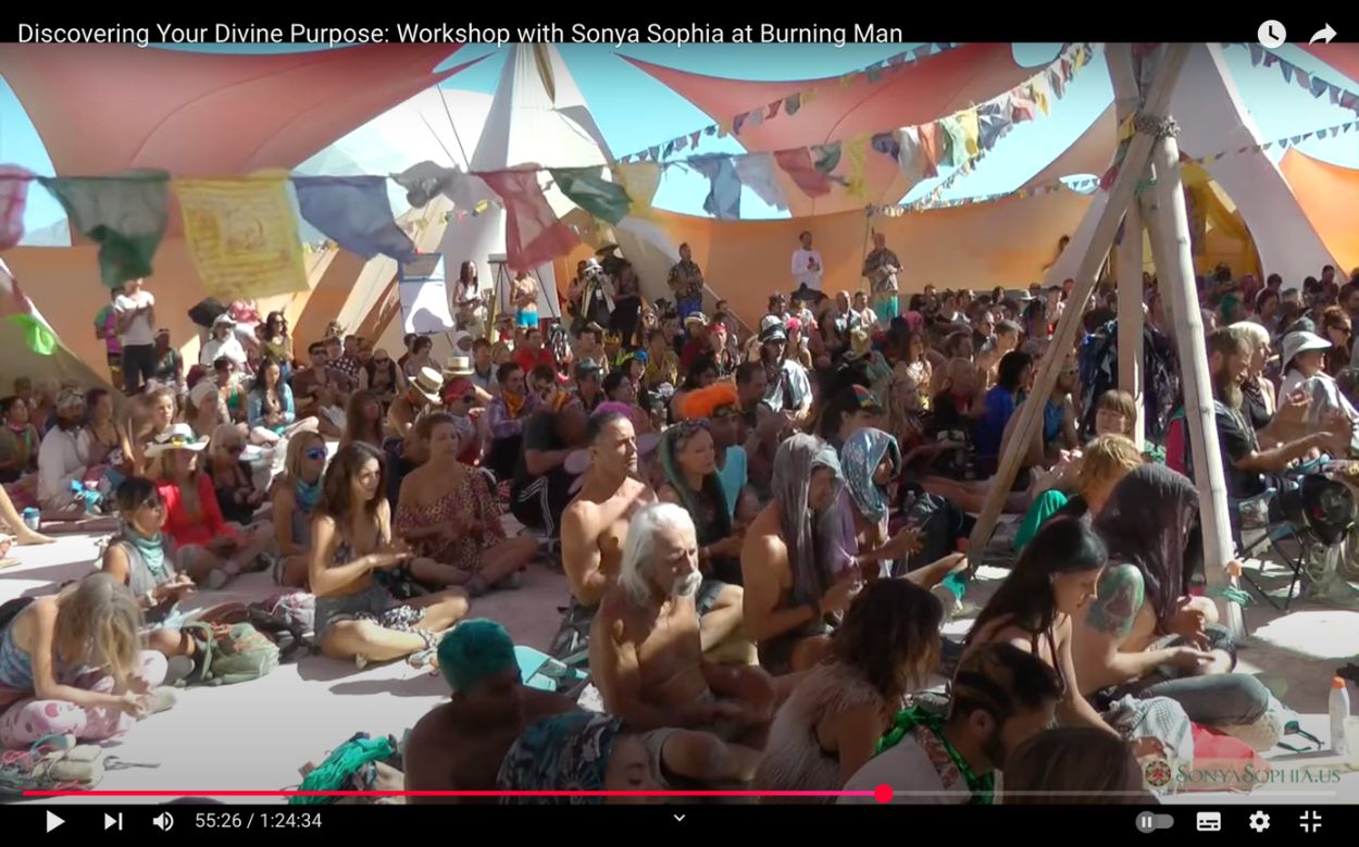 Les participants burners devant Sonya Sophia à l’atelier Divine Purpose. Capture d’écran de la vidéo mise en ligne sur YouTube. Burning Man 2015.