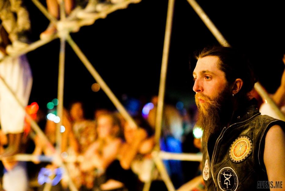 Duncan, puller à l’intérieur du Thunderdome. Il est membre de DGTD et DPW et porte ici le patch DPW (en haut) et Death Guild (en bas) ; une double fierté.
