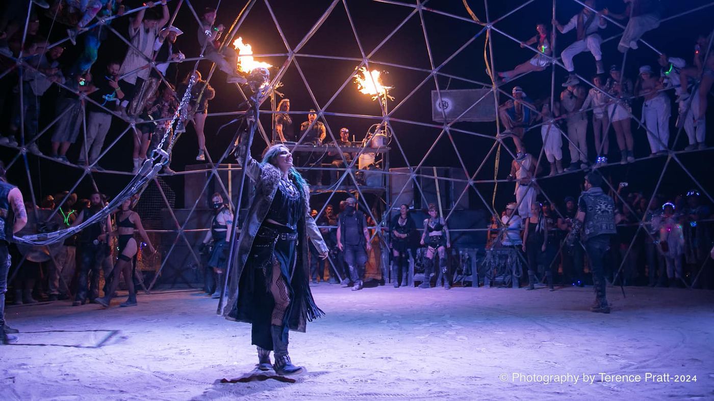 Elise dans le rôle d’officiant au Thunderdome.
