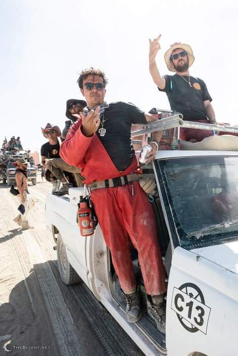 Le doigt d’honneur, un métamessage spécifique. En haut : Photo : John Curley, 2012. Source : « The DPW Has a Parade », Curley, 1 septembre 2012, Burning Man Jou