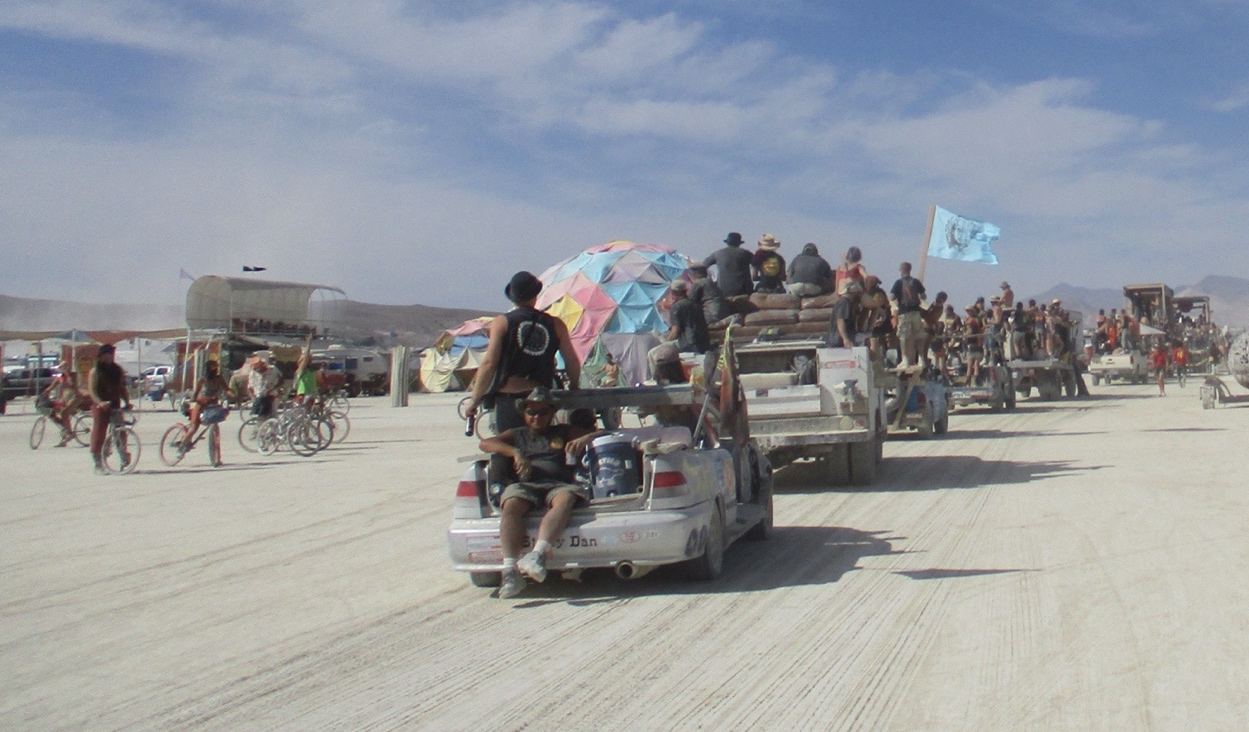 La Parade passe devant les Theme Camps des burners.