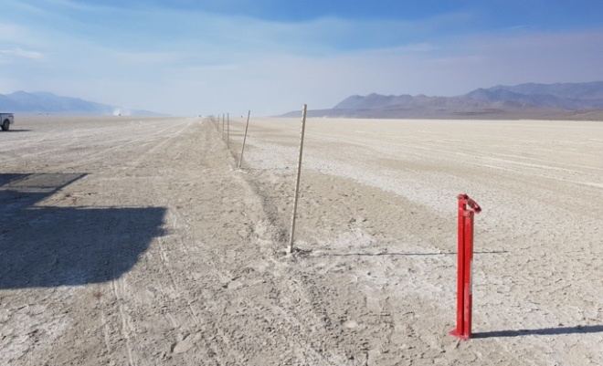 Démontage de la clôture et chargement des grillages dans les camions. Photos : F. Muguet, 2017. 213 C’est l’un de ces T-Stake puller qui sera utilisé pour le di