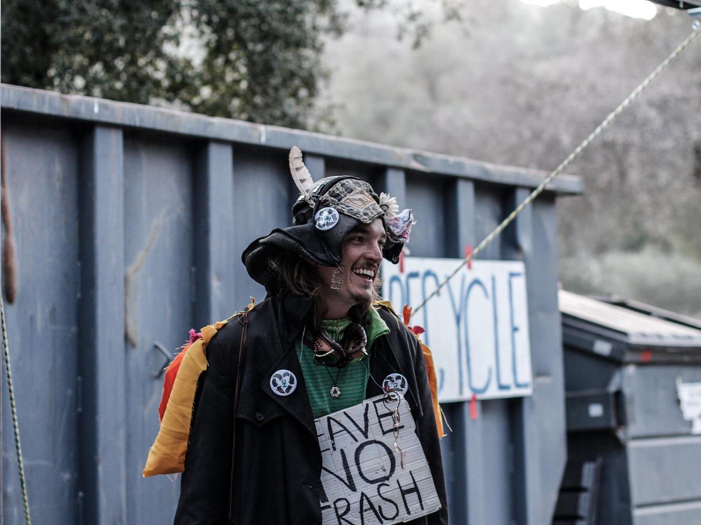 Membres des Trash Pirates, actions de tri et recyclage. À gauche et en bas à droite : membres des Trash Pirates sur leurs stations de tri lors d’un festival de 