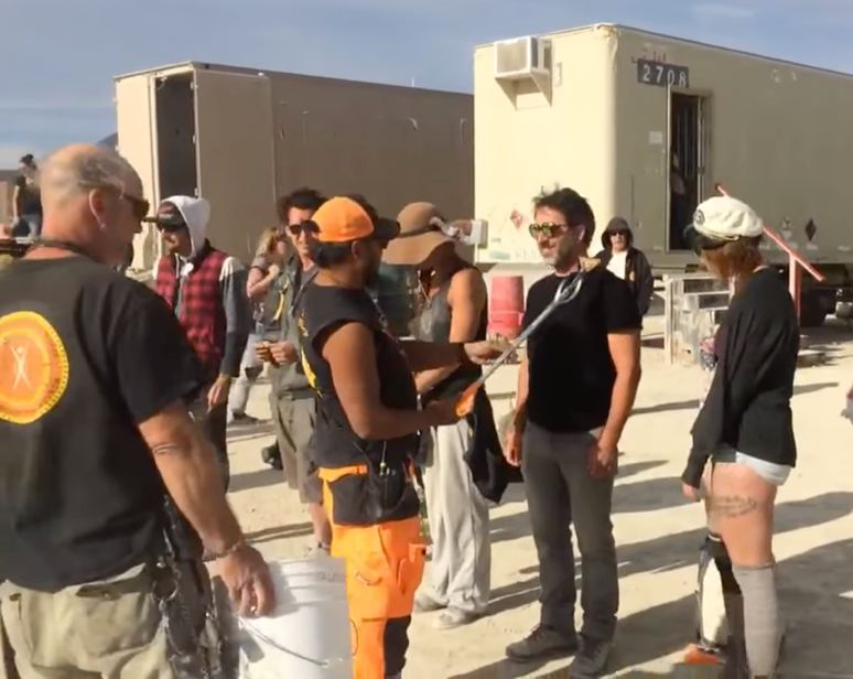Remise des patchs. À gauche : Capture d’écran de la vidéo de la remise des patchs de Resto, 2016. Source : Facebook de Raphaël (avec son accord). Vidéo : Sylkia