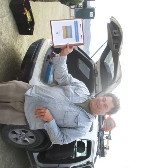 2. Michael Vermeys, le manager du projet Burning Man au sein du Bureau of Land Management (BLM), montrant le document du protocole d’inspection.
